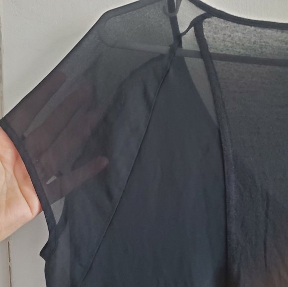 Banana Republic Black V Neck Oversized shirt W/ Sheer Short Sleeves Size S Basic - Picture 4 of 10